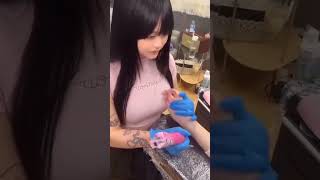 The daily life of a female tattoo artist