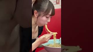 There's too much to take and I can't fit it all in my mouth lol - 取る量が多すぎて口に入り切らないの草